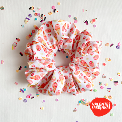 Elástico de cabelo branco com morangos e confetis coloridos ao redor