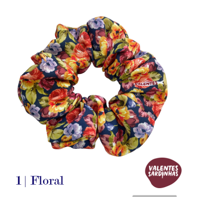 Scrunchie floral colorido com etiqueta VALENTES SARDINHAS