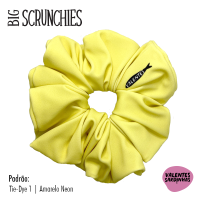 Scrunchie grande amarelo neon com etiqueta 'VALENTES', texto à volta em fundo branco