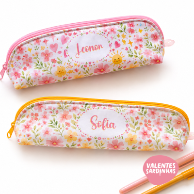 Dois estojos ovais com nomes personalizados e padrão floral colorido em tecido.