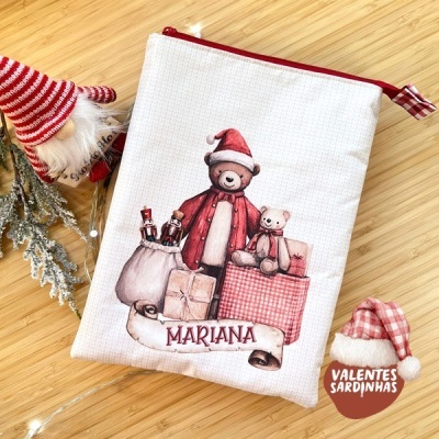 Necessaire branca com estampa natalícia de ursos e presentes com nome Mariana