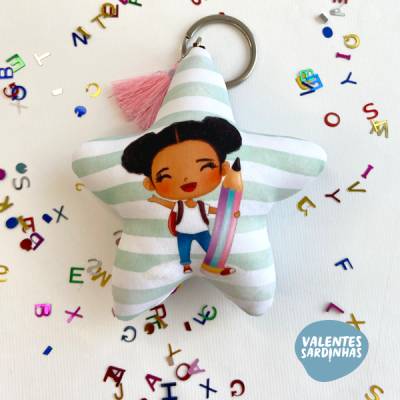 Porta-chaves estrela riscas brancas e verdes com desenho de criança segurando lápis