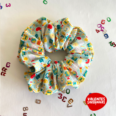 Scrunchie com padrão escolar colorido e logotipo VALENTES SARDINHAS