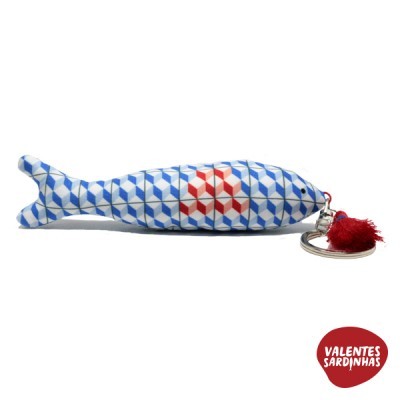 Chaveiro de sardinha azul e branco com detalhe vermelho e pendente vermelho