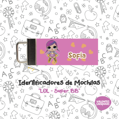 Identificador de mochila roxo com personagem LOL e nome Sofia, fundo com desenhos escolares e texto descritivo.