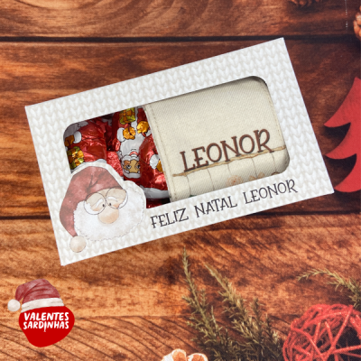 Caixa branca com doces e guardanapo bordado de natal