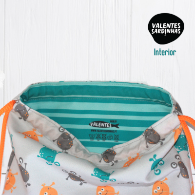 Mochila com padrão de robôs coloridos e interior às riscas verdes, texto VALENTES SARDINHAS.