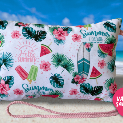 Travesseiro estampado com motivos de verão e texto 'Hello Summer' e 'Summer Loading' numa praia.