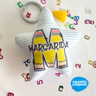 Chaveiro estrela de tecido branco com riscas azuis e nome Margarida impresso.