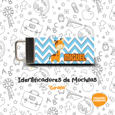 Chaveiro azul e branco com girafa e nome Miguel para identificador de mochila