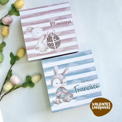 Pacotes de Páscoa decorados com coelhos e ovo, um rosa para Mariana e um azul para Francisco