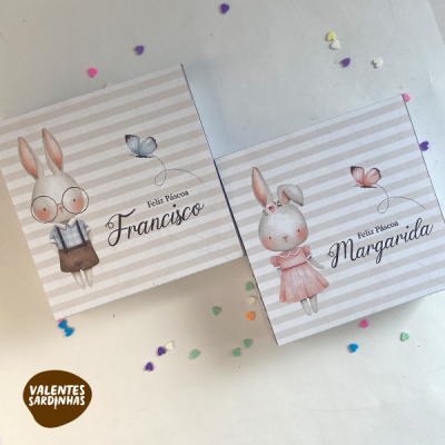 Caixas de Páscoa com desenhos de coelho e coelha e textos personalizados