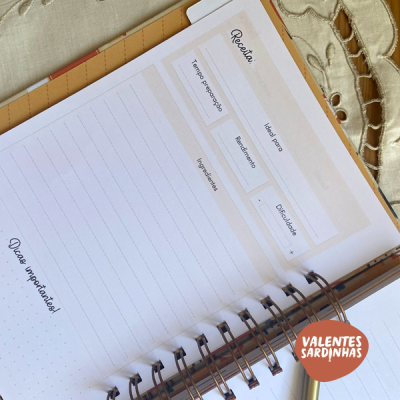 Bloco de notas para receitas com secções preenchíveis e argolas metálicas em fundo bege bordado