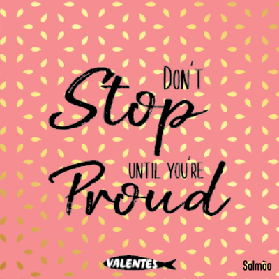 Texto motivacional em fundo rosa com padrões dourados e detalhes em preto.