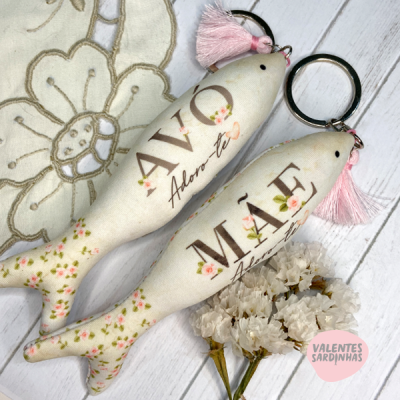 Duas sardinhas de tecido com estampas florais e porta-chaves, uma com a palavra AVÓ e outra com MÃE.