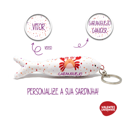 Chaveiro sardinha branco com pontos vermelhos e laranja, ilustração caranguejo e texto para personalizar