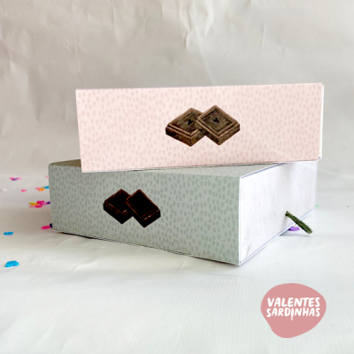 Duas caixas retangulares com padrão de pontos e ilustração de chocolate, selo VALENTES SARDINHAS
