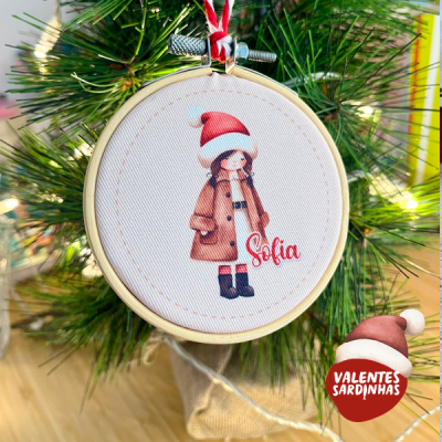 Ornamento de Natal redondo com ilustração de menina com casaco e gorro de Pai Natal