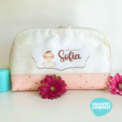 Bolsa de maquilhagem branca e rosa com etiqueta e decoração de flores