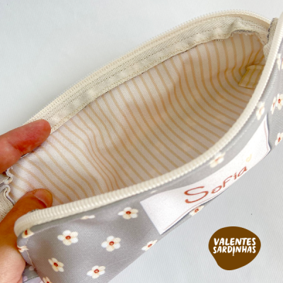 Necessaire cinza com flores brancas e interior listrado