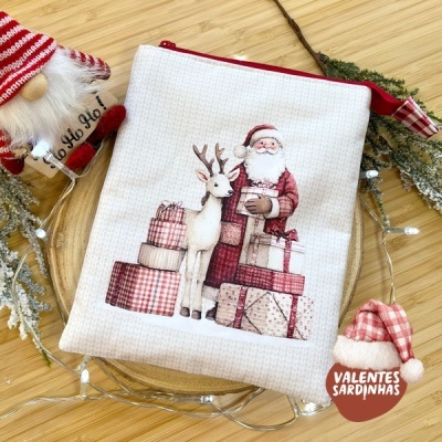 Bolsa de tecido com estampa de Pai Natal, rena e presentes em padrão xadrez vermelho