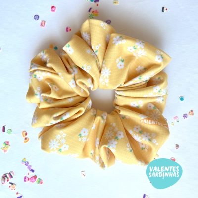 Scrunchie amarelo com flores brancas e verdes, marca VALENTES SARDINHAS