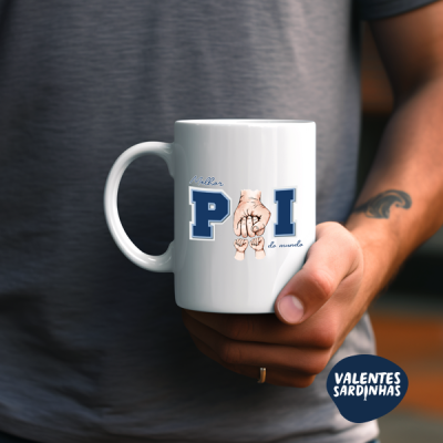 Caneca branca com design gráfico azul e bege a dizer POTER DE INCLUIR, suportada por mão de pessoa com t-shirt cinzenta.