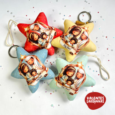 Chaveiros em forma de estrela com estampas natalinas e texto Feliz Natal