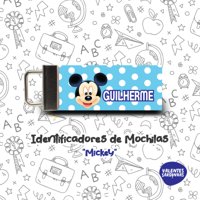 Identificador de mochila azul claro com pontos brancos, Mickey Mouse e nome Guilherme
