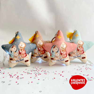 Ornamentos em forma de estrela com figuras natalícias e texto Feliz Natal em várias cores