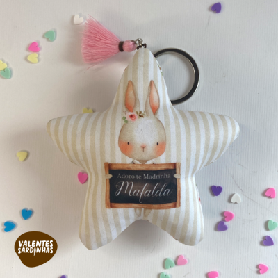 Chaveiro estrela bege com coelho e texto