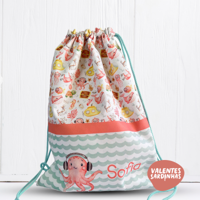 Mochila de tecido colorida com padrão de polvos, nome Sofia e cordões azuis