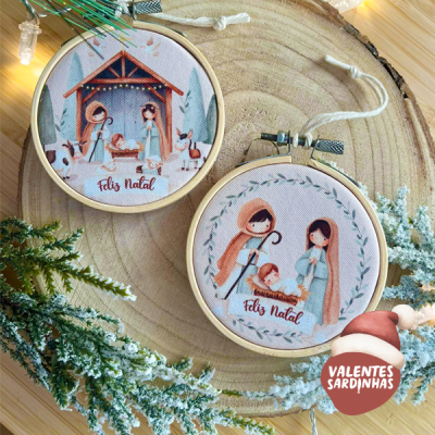 Dois bordados natalícios em tecido com moldura de madeira e tema presépio sobre base de madeira
