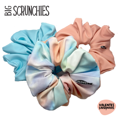 Três scrunchies grandes em tecido colorido com logotipos, fundo branco