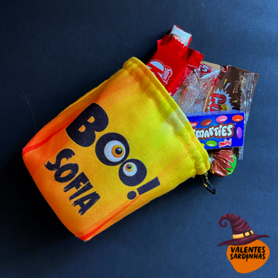 Bolsa amarela e laranja com doces dentro