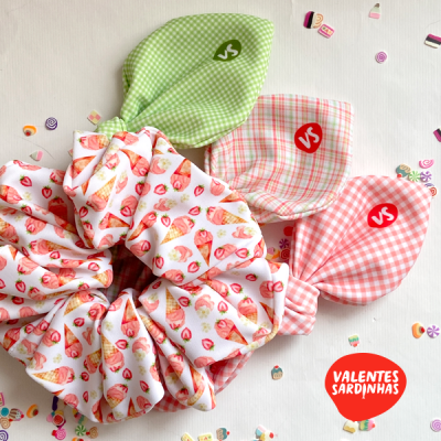 Conjunto de acessórios de cabelo em padrões coloridos da marca VALENTES SARDINHAS