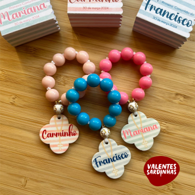 Pulseiras de contas coloridas com pendentes de madeira com nomes e cruz dourada