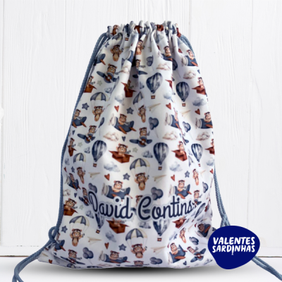 Saco mochila de tecido com padrão infantil e cordões azuis