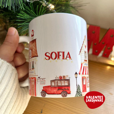 Caneca branca com ilustração de carro antigo e casas e nome SOFIA