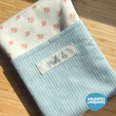 Capa de tecido azul riscado com flores e nome bordado Matilde