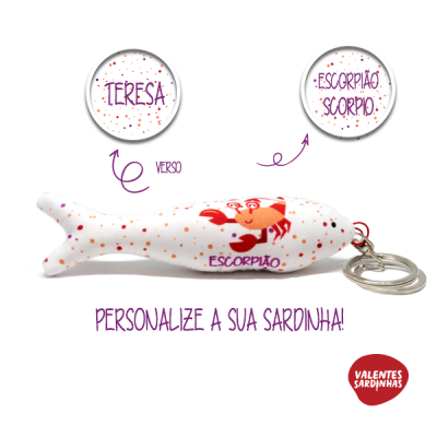 Chaveiro sardinha branco com bolinhas vermelhas e ilustração de caranguejo e palavras ESCORPIÃO.