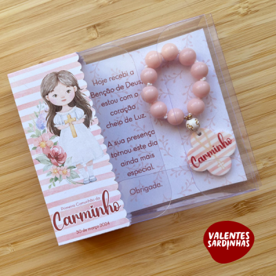 Pulseira de contas rosa para primeira comunhão com embalagem decorativa e ilustração de menina