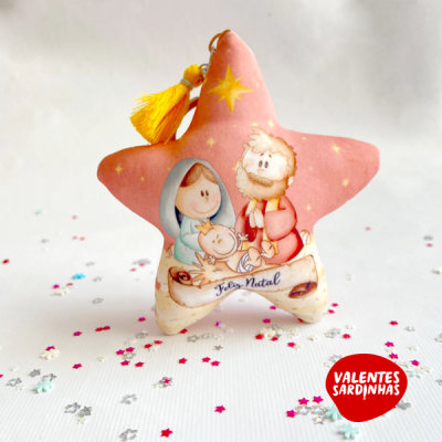 Estrela de tecido rosa natalícia com ilustração de presépio e tassel amarelo