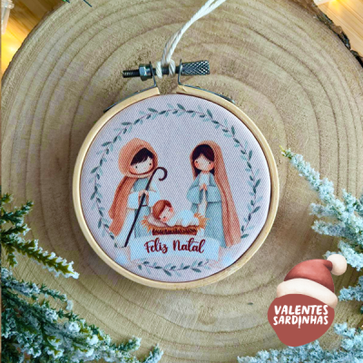 Bordado redondo com cena de natividade e texto Feliz Natal