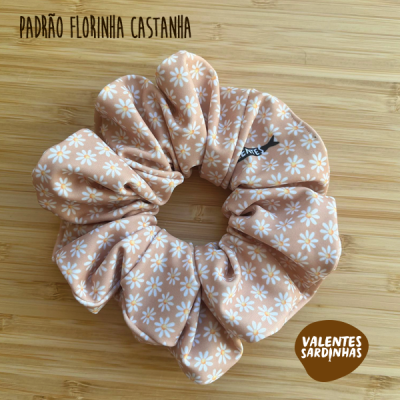 Elástico para cabelo castanho com flores brancas e amarelas