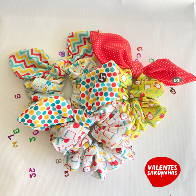 Elásticos para cabelo coloridos com padrões variados em fundo branco.