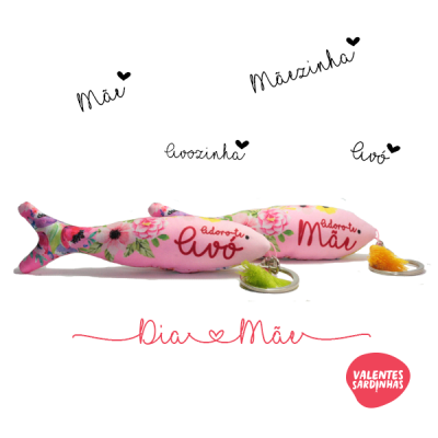 Chaveiros sardinha rosa floral com texto 'Adoro-te Avó' e 'Adoro-te Mãe'