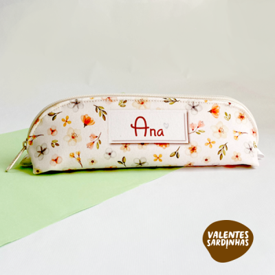Estojo floral branco com etiqueta Ana e fecho