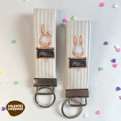 Porta-chaves de tecido com coelhos e textos Maria e Pedro