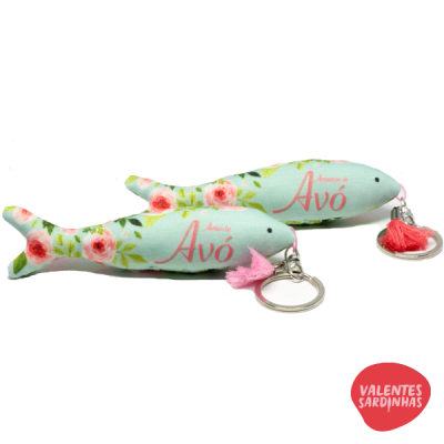 Porta-chaves sardinha azul claro com flores rosa e texto Amo-te Avó